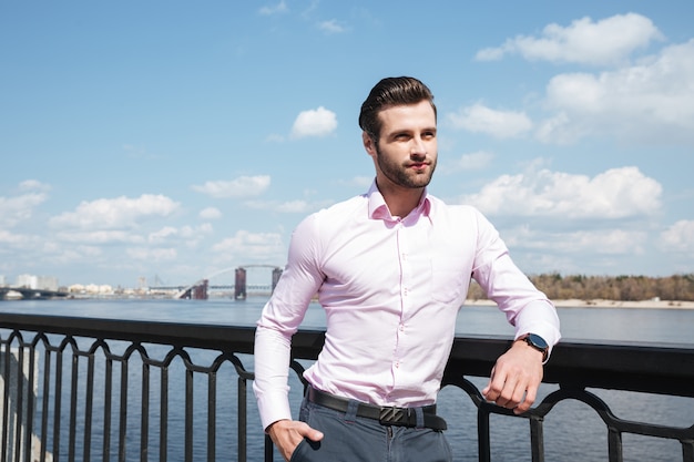 Free photo portrait of young confident man in suit