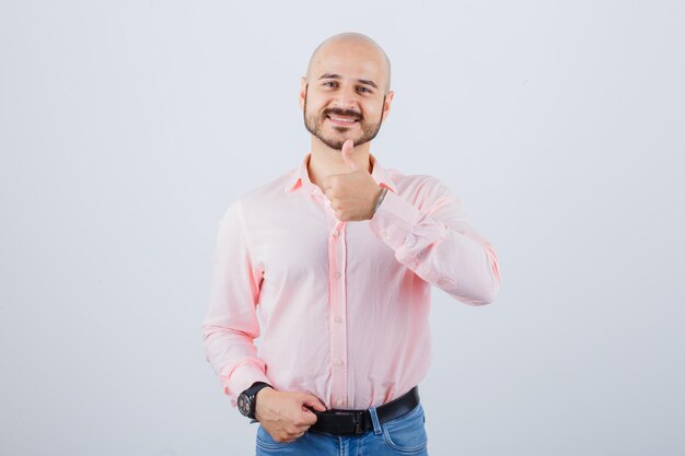 Free photo portrait of young confident man