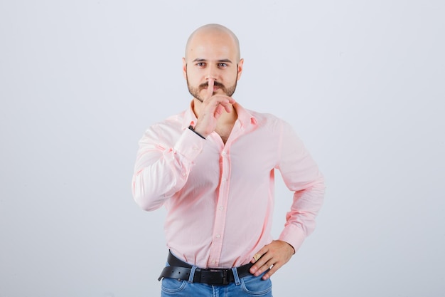 Free photo portrait of a young confident man