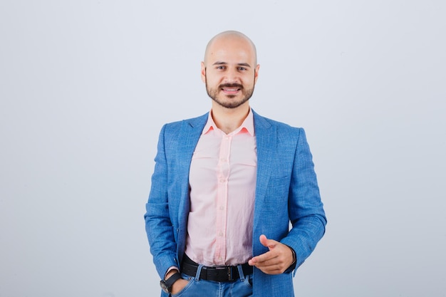 Free photo portrait of a young confident man