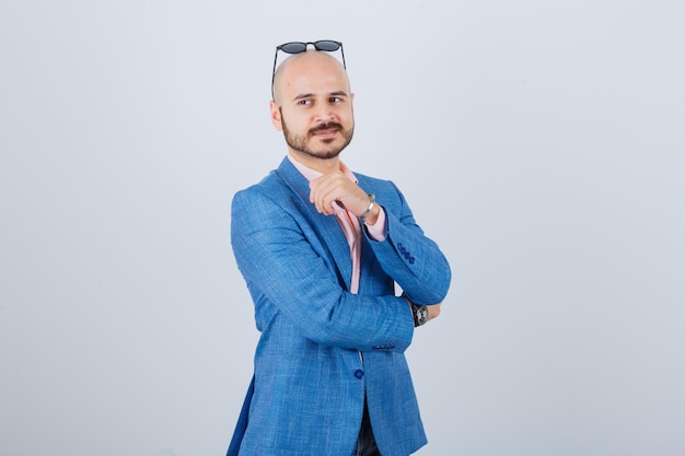 Free photo portrait of a young confident man