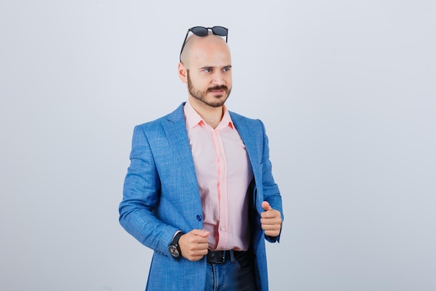 Free photo portrait of a young confident man