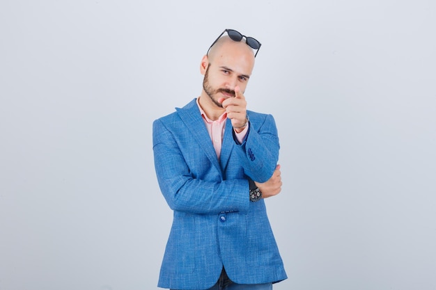 Free photo portrait of a young confident man