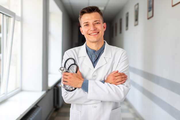 Портрет молодого доктора держа стетоскоп