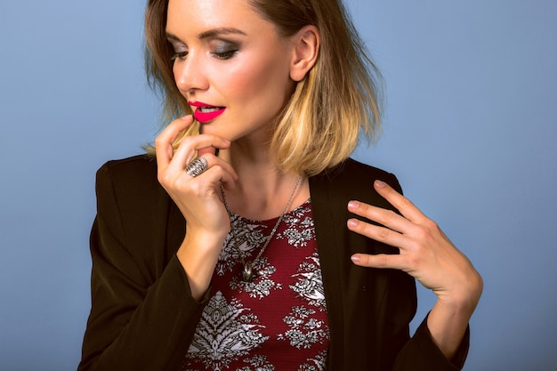 Foto gratuita ritratto di giovane donna elegante con trucco luminoso e blazer scuro