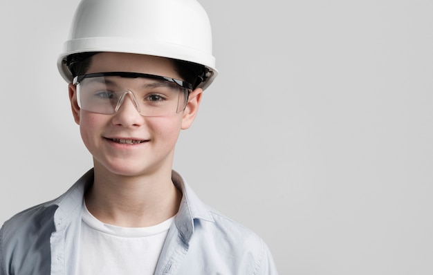 Free photo portrait of young engineer with copy space