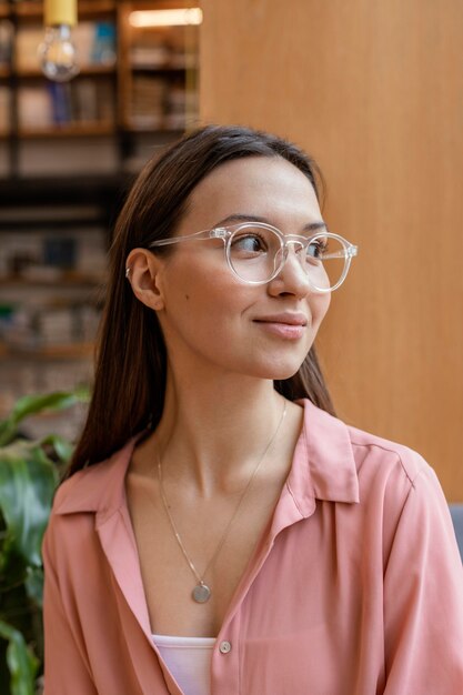 肖像画の若い起業家の女性