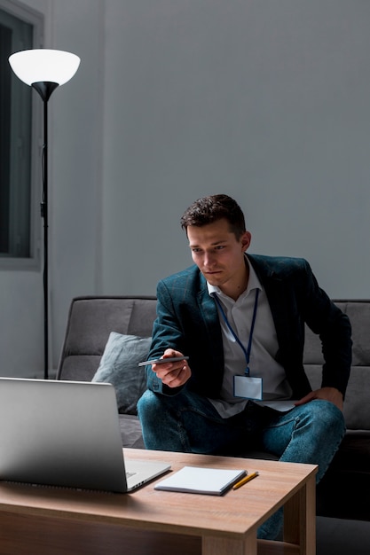 Free photo portrait of young entrepreneur working at night