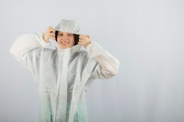 Ritratto di giovane scienziato medico femminile che indossa camice da laboratorio difensivo.