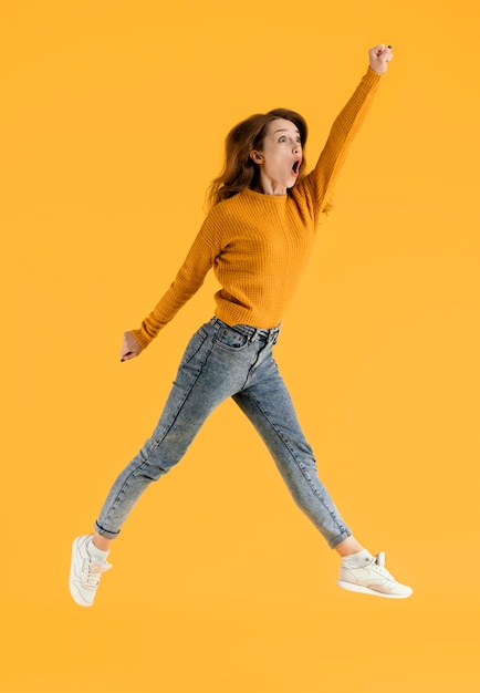 肖像画の若い女性のジャンプ