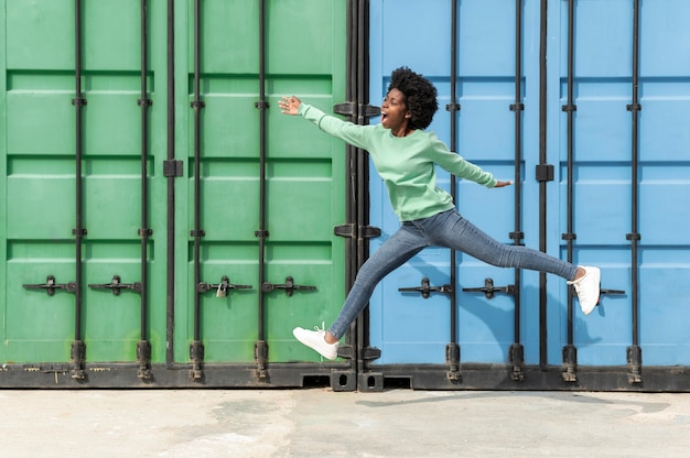 Foto gratuita salto femminile giovane del ritratto