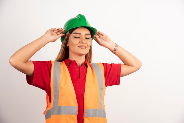 Foto gratuita ritratto di una giovane lavoratrice che guarda lontano.