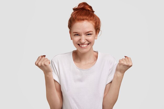 Free photo portrait of young ginger woman