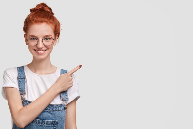 Free photo portrait of young ginger woman