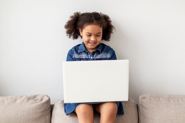Портрет молодой девушки, просматривая ноутбук дома