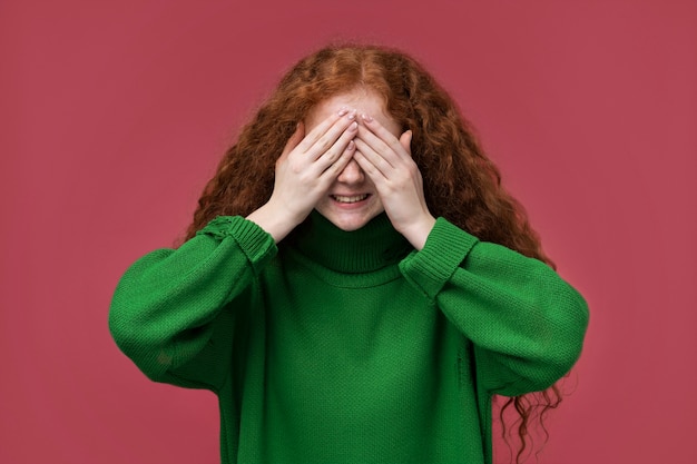 Free photo portrait of young girl covering her eyes