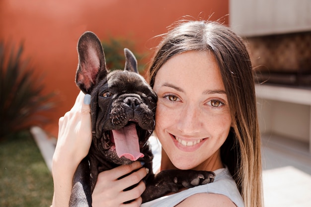 若い女の子と彼女のかわいい子犬の肖像画