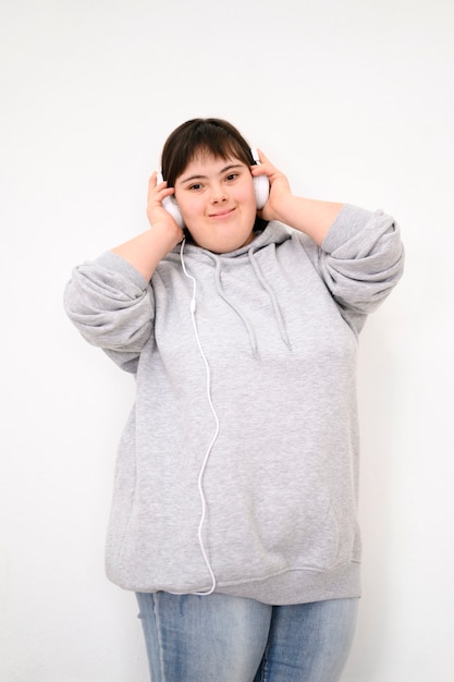 Free photo portrait of young girl listening to music