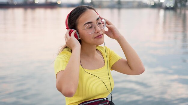 Foto gratuita ritratto di giovane ragazza ascoltando musica