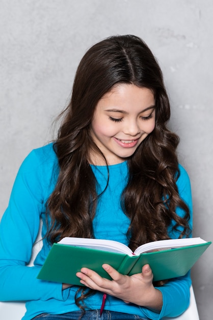 Portrait young girl reading