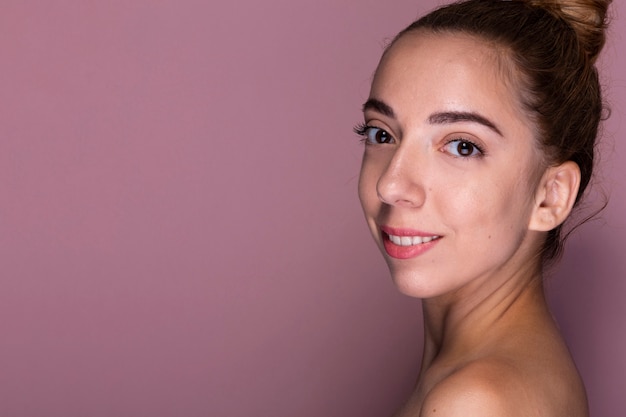 Free photo portrait of young girl smiling