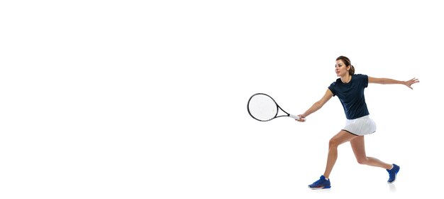 Портрет молодой девушки-теннисистки, тренирующейся на белом студийном фоне Флаер
