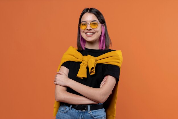 Free photo portrait of a young girl wearing sunglasses