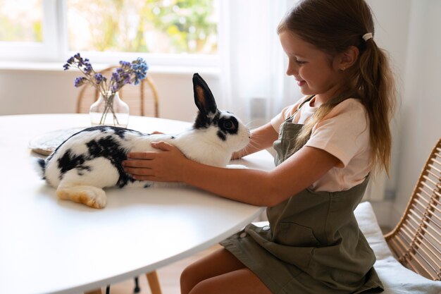ペットのウサギを持つ若い女の子の肖像画