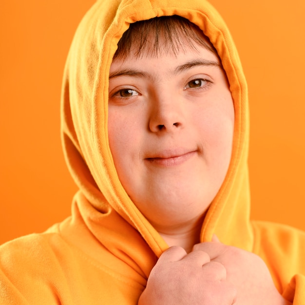 Free photo portrait of young girl with hoodie