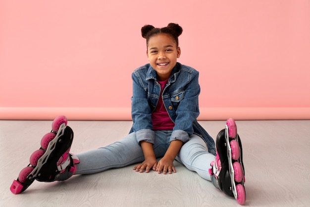 Free photo portrait of young girl with roller blades