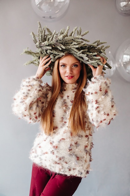 Foto gratuita ritratto di una giovane ragazza dall'aspetto slavo con una corona di fiori in testa