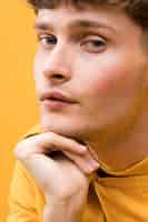 Free photo portrait of young handsome man in a yellow scene