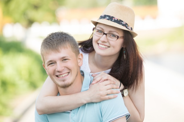 Портрет молодой счастливой пары в парке