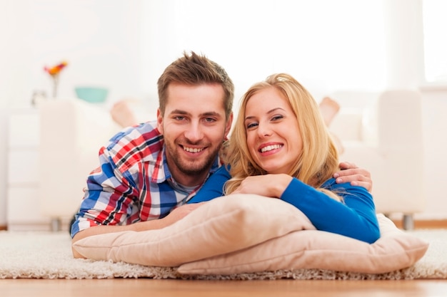 Free photo portrait of young happy couple