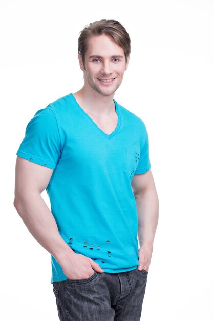 Портрет молодого счастливого человека в голубой рубашке - изолированный на белизне.
