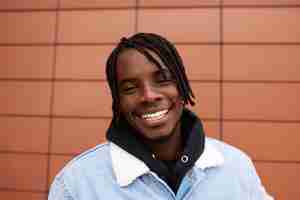 Free photo portrait of young and happy man