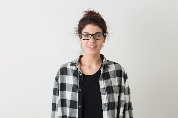 고립 된 포즈 안경을 착용하는 체크 무늬 셔츠에 젊은 hipster 웃는 예쁜 여자의 초상화