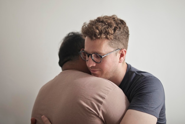 抱きしめられた若い同性愛者のカップルの肖像画