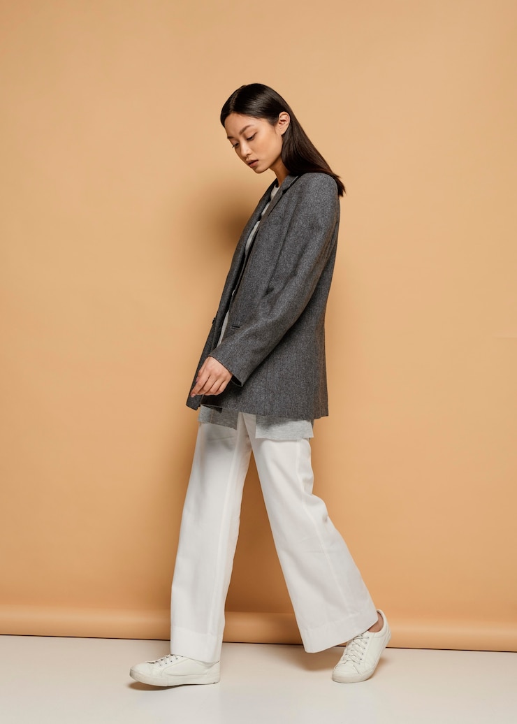 免費 Photo 穿著外套的年輕日本女性肖像