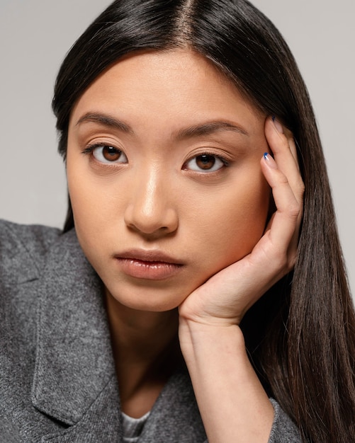 Free photo portrait young japanese woman with jacket