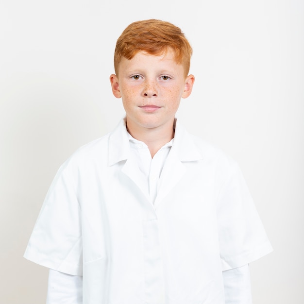 Free photo portrait of young kid looking at camera