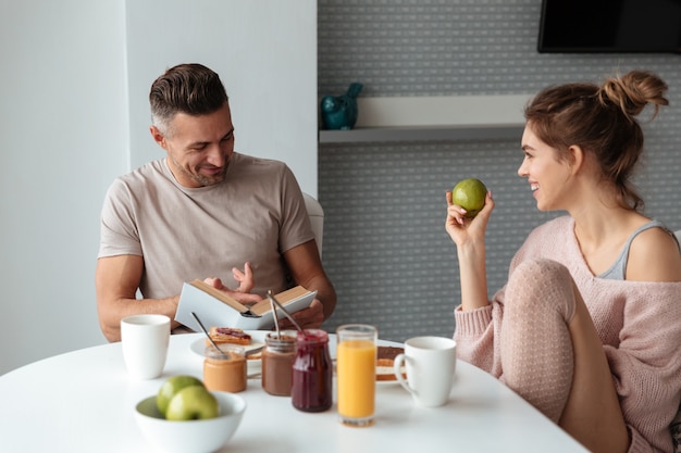 朝食を持っている若い夫婦の肖像画