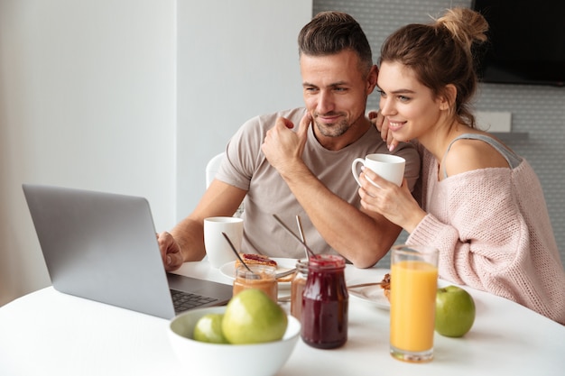 Ritratto di una giovane coppia amorosa facendo colazione