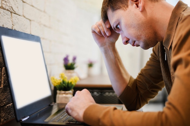 自宅で仕事の若い男性の肖像画