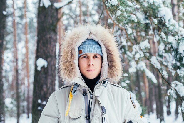 Портрет молодого человека в холодном глубоком зимнем пальто