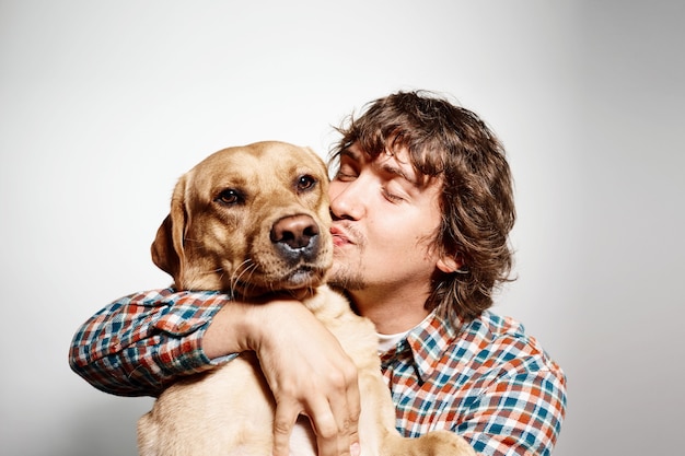 免费照片肖像的年轻男人和他可爱的狗