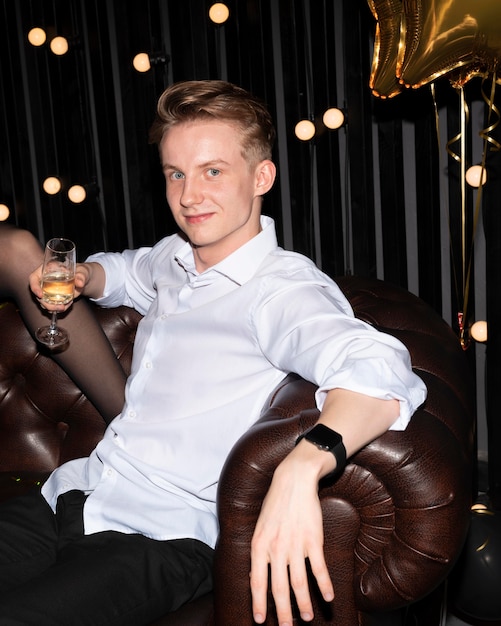Ritratto di giovane uomo con bicchiere di champagne