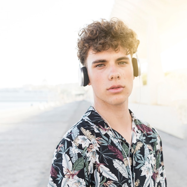 Free photo portrait of a young man listening to music on headphone