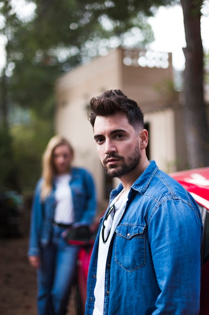 Free photo portrait of a young man looking at camera