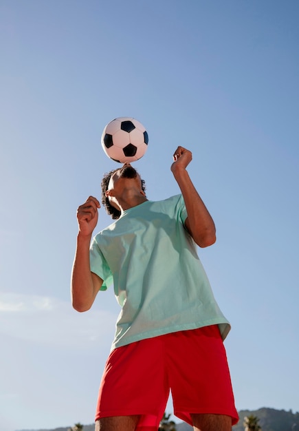 サッカーをしている肖像画の若い男